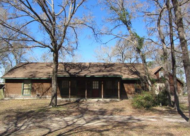 Property at 3 Wood Lodge Dr, Huntsville, TX 77320, 3 beds, 2 baths