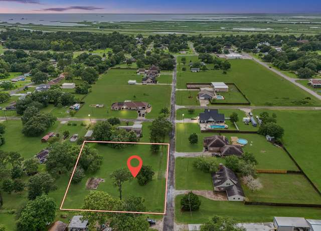 Property at 702 Tinkler St, Anahuac, TX 77514