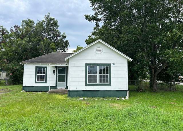 Property at 1700 Avenue H, Bay City, TX 77414, 2 beds, 1 bath
