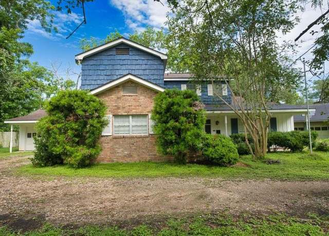 Property at 524 Oak Dr, Lake Jackson, TX 77566, 4 beds, 3.5 baths