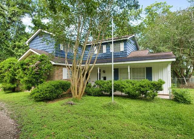 Property at 524 Oak Dr, Lake Jackson, TX 77566, 4 beds, 3.5 baths