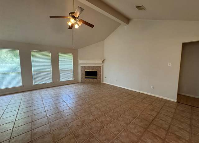 Property at 6110 Villa Hills Dr, Houston, TX 77066, 3 beds, 2 baths