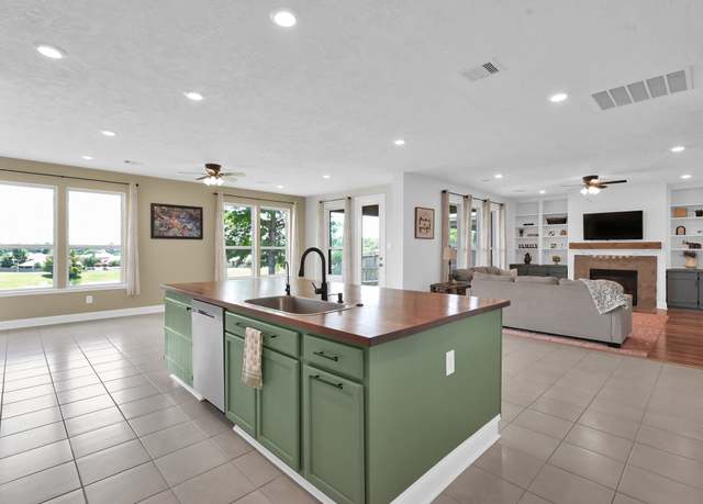 Property at 1923 Elkington Cir, Conroe, TX 77304, 4 beds, 3 baths