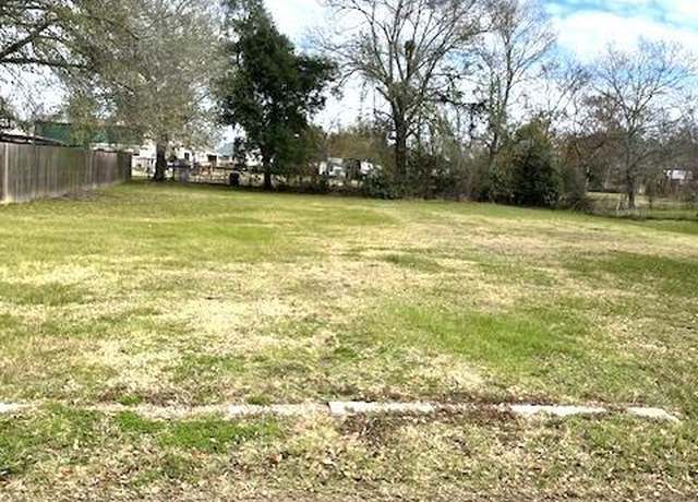 Property at 112 N Shipp St, Madisonville, TX 77864