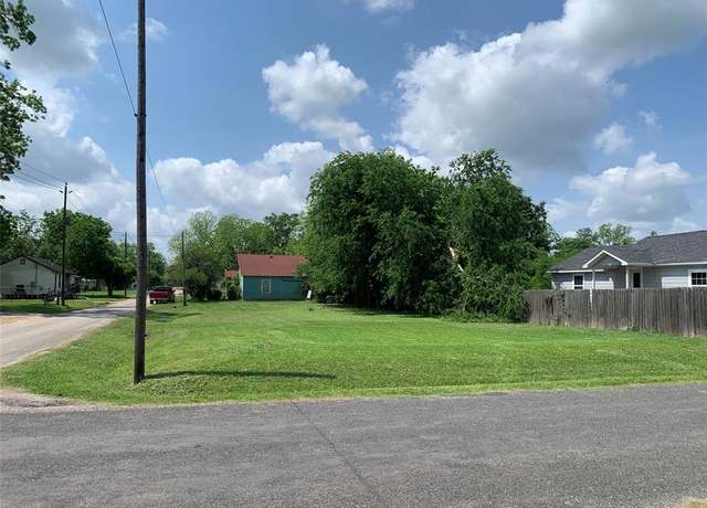 Property at 1403 Bailey St, Wharton, TX 77488