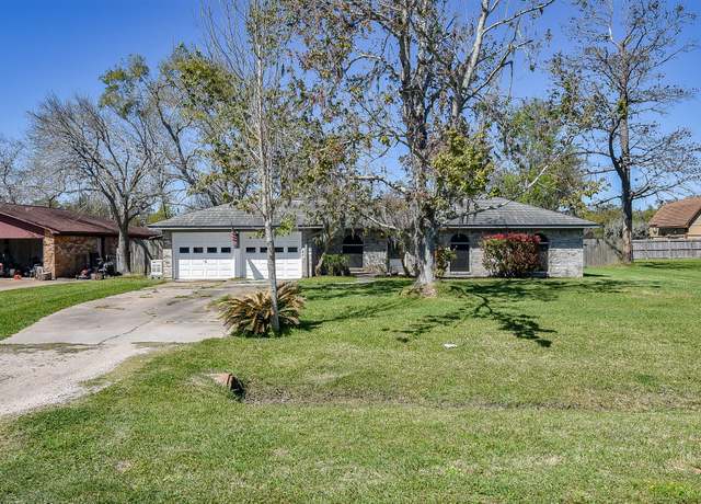 Property at 57 E Candlewood, Lake Jackson, TX 77566, 3 beds, 2 baths