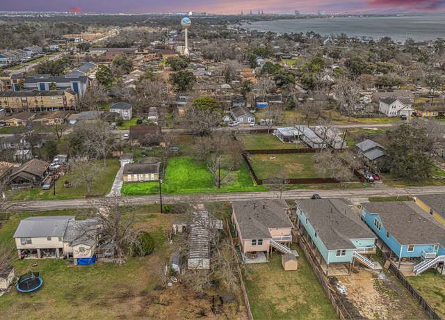 Property at 402 Bay Oaks Dr, La Porte, TX 77571
