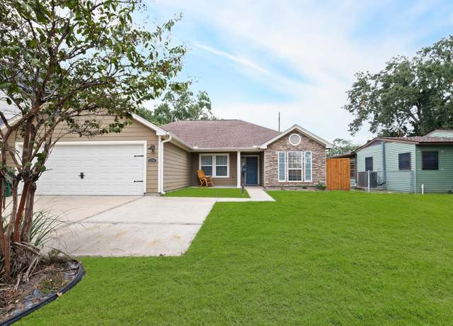 Property at 1504 W 43rd St, Houston, TX 77018, 3 beds, 2 baths