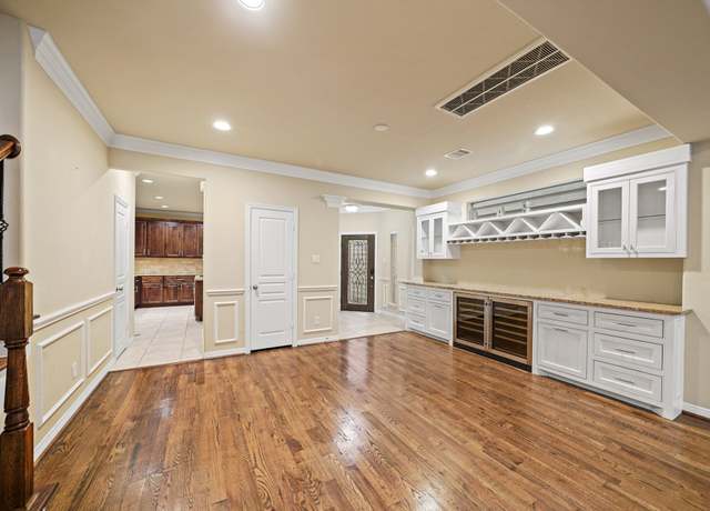 Property at 1121 Beall Landing Ct, Houston, TX 77008, 3 beds, 2.5 baths