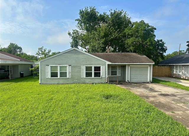 Property at 508 Center Way St, Lake Jackson, TX 77566, 3 beds, 1 bath