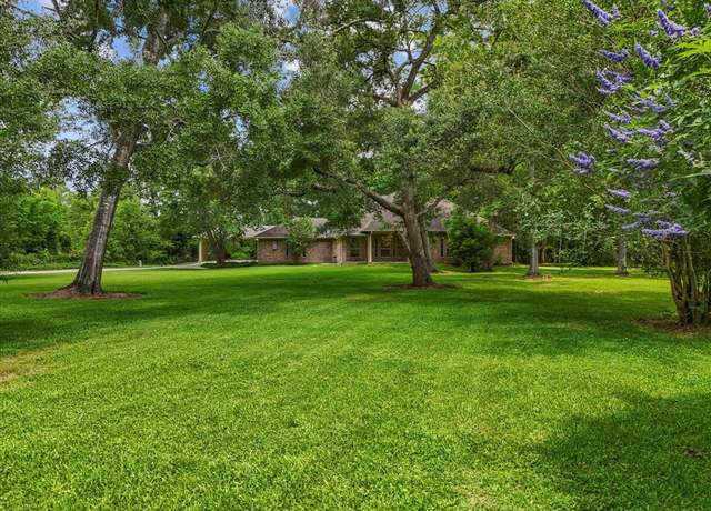 Property at 5401 Palm Dr, Dickinson, TX 77539, 4 beds, 3.5 baths
