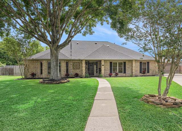 Property at 2001 Stapleton Dr, Friendswood, TX 77546, 4 beds, 3.5 baths