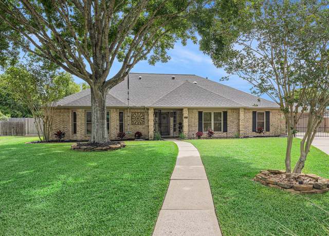 Property at 2001 Stapleton Dr, Friendswood, TX 77546, 4 beds, 3.5 baths