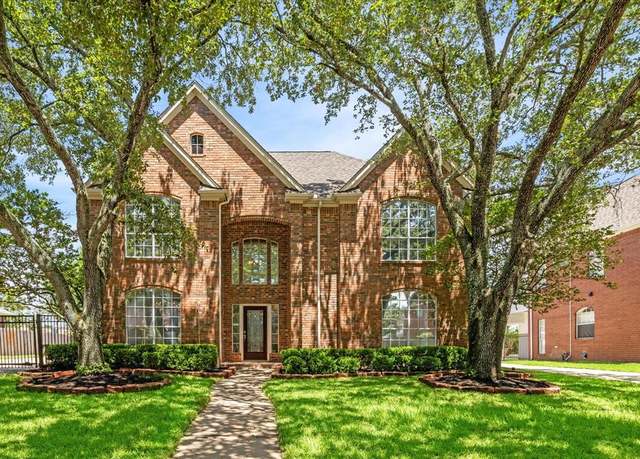 Property at 2715 Oakland Dr, Sugar Land, TX 77479, 4 beds, 4 baths