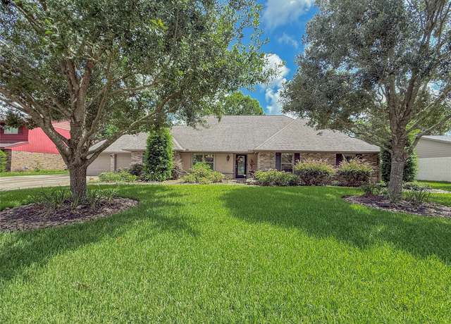 Property at 116 Cardinal St, Lake Jackson, TX 77566, 3 beds, 3 baths