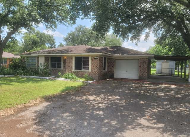 Property at 323 Agnes St, El Campo, TX 77437, 3 beds, 1 bath