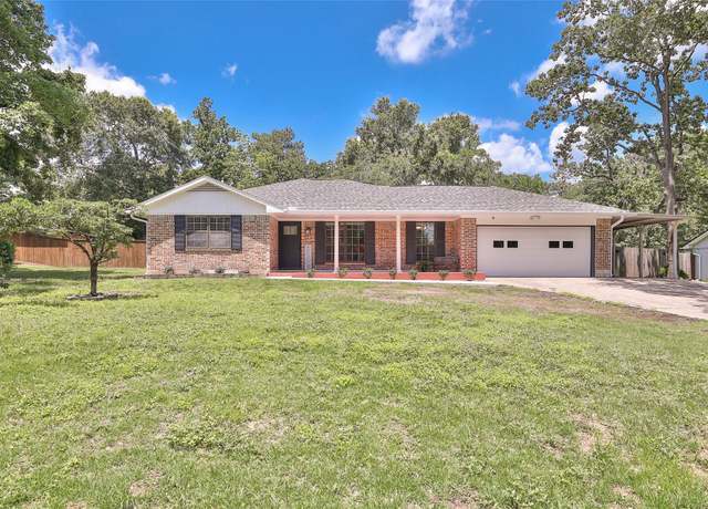 Property at 212 Summit Dr, Conroe, TX 77303, 3 beds, 3 baths