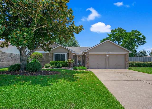 Property at 2123 Fountain Dr, Sugar Land, TX 77478, 3 beds, 2 baths