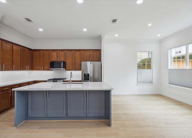 Property at 2813 Clinton Dr, Houston, TX 77020, 4 beds, 3.5 baths