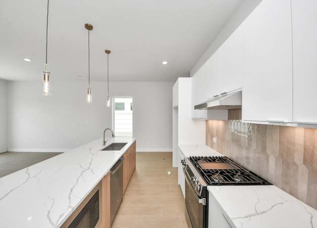 Property at 3004B Ventas Dr, Houston, TX 77047, 3 beds, 2.5 baths