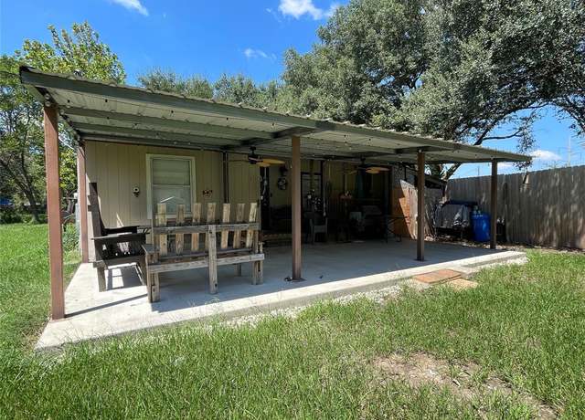 Property at 8860 S State Highway 71, El Campo, TX 77437, 2 beds, 1 bath