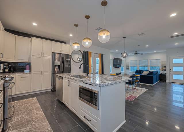 Property at 209 Blueberry St, Houston, TX 77018, 3 beds, 2.5 baths