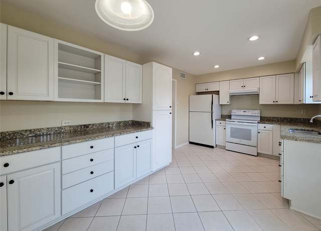 Property at 7600 Burgoyne Rd #114, Houston, TX 77063, 2 beds, 1.5 baths