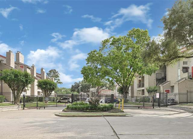 Property at 10855 Meadowglen Ln #806, Houston, TX 77042, 1 bath