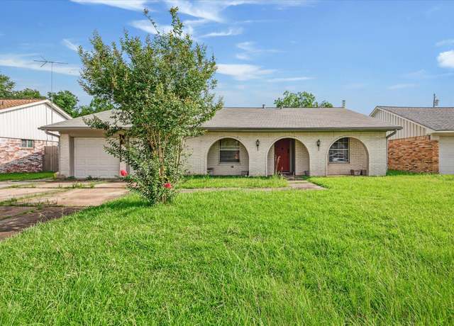 Property at 406 River Bend Dr, Baytown, TX 77521, 3 beds, 2 baths