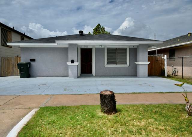 Property at 3306 Avenue R 1/2, Galveston, TX 77550, 3 beds, 2 baths