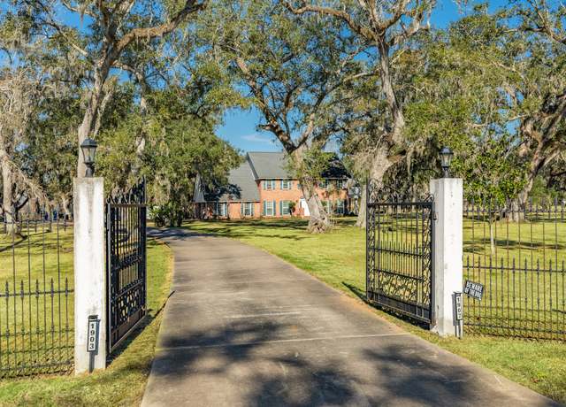 Property at 1907 Oak Island Dr, Lake Jackson, TX 77566, 4 beds, 2.5 baths