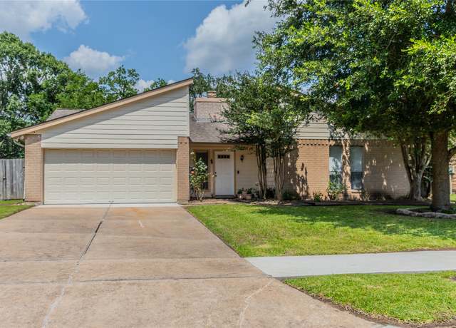 Property at 16841 Aprilmont Dr, Sugar Land, TX 77498, 3 beds, 2 baths