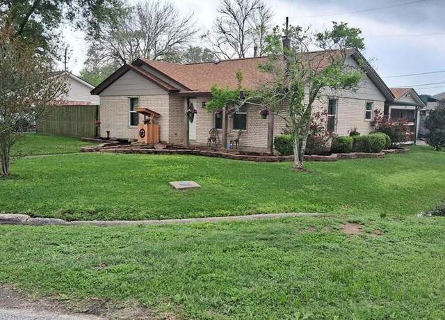Property at 402 Spruce Lake Rd, Houston, TX 77336, 3 beds, 2 baths