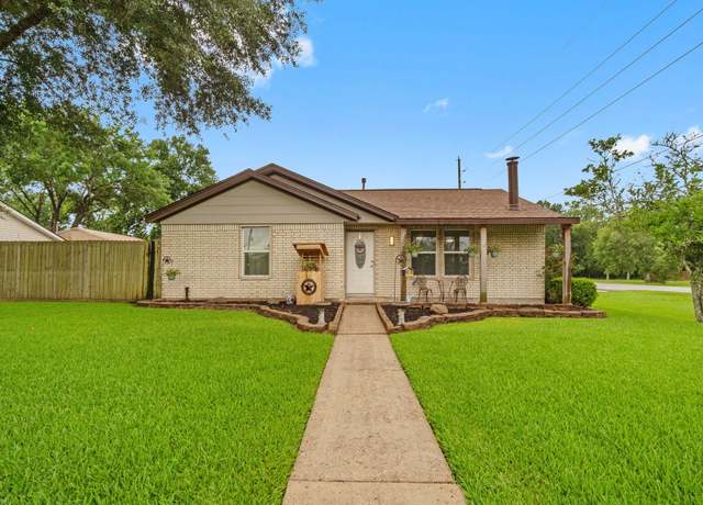 Property at 402 Spruce Lake Rd, Houston, TX 77336, 3 beds, 2 baths
