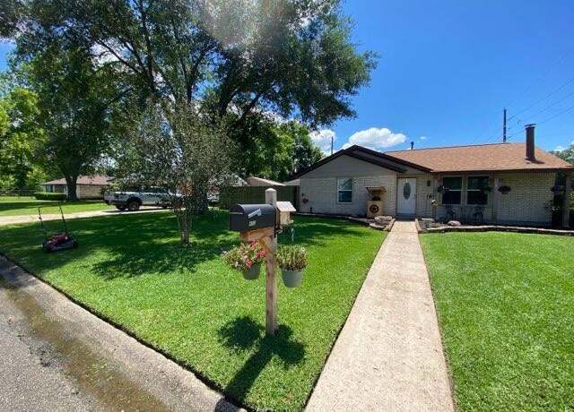Property at 402 Spruce Lake Rd, Houston, TX 77336, 3 beds, 2 baths