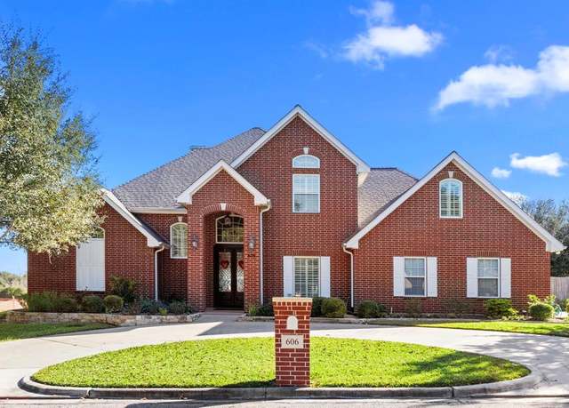 Property at 606 Park Dr, Weimar, TX 78962, 3 beds, 2.5 baths