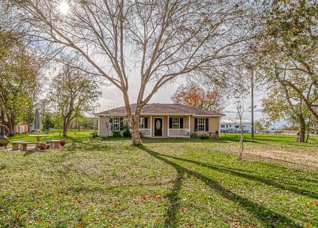 Property at 1512 Bayou Dr, Bay City, TX 77414, 3 beds, 2 baths