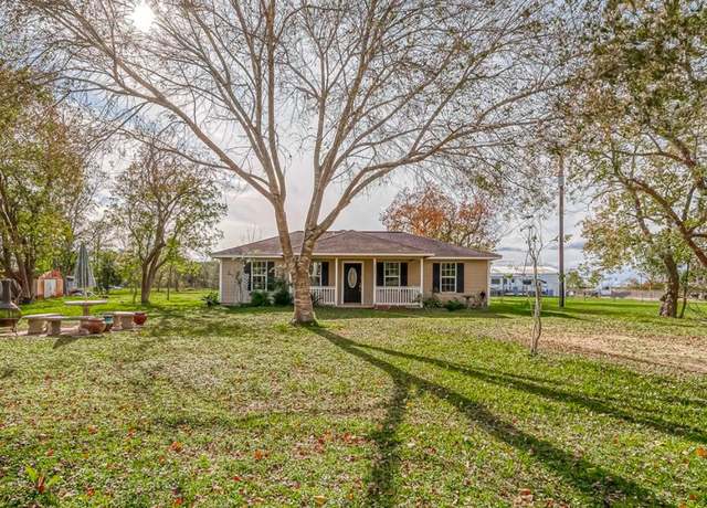 Property at 1512 Bayou Dr, Bay City, TX 77414, 3 beds, 2 baths