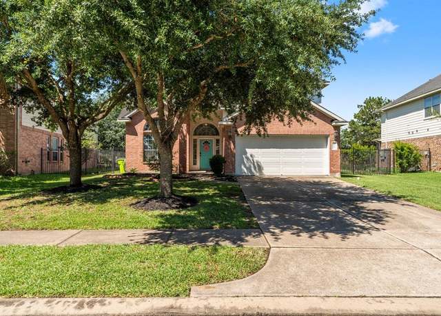 Property at 7610 Summer Night Ln, Rosenberg, TX 77469, 4 beds, 2.5 baths