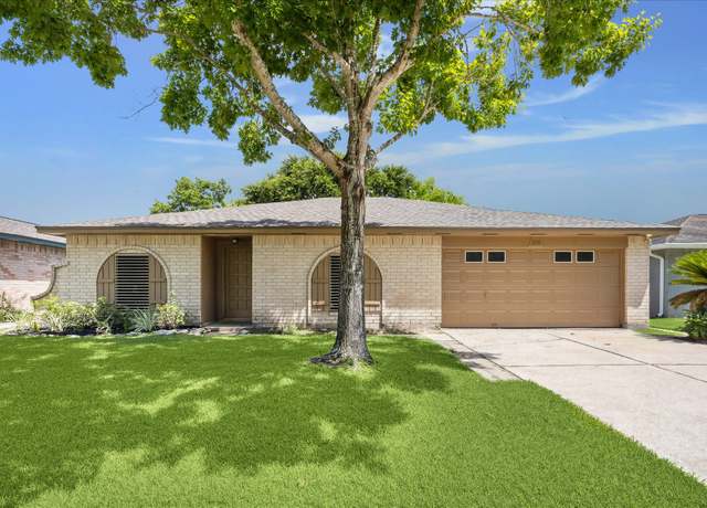 Property at 206 Sweetgum St, League City, TX 77573, 3 beds, 2 baths