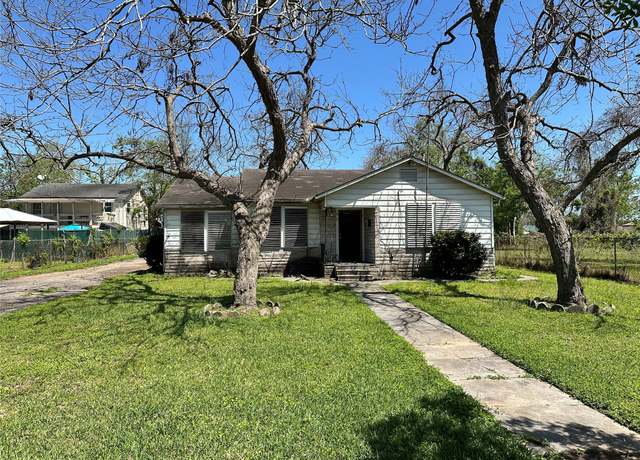 Property at 249 S Main St, Clute, TX 77531, 3 beds, 1.5 baths