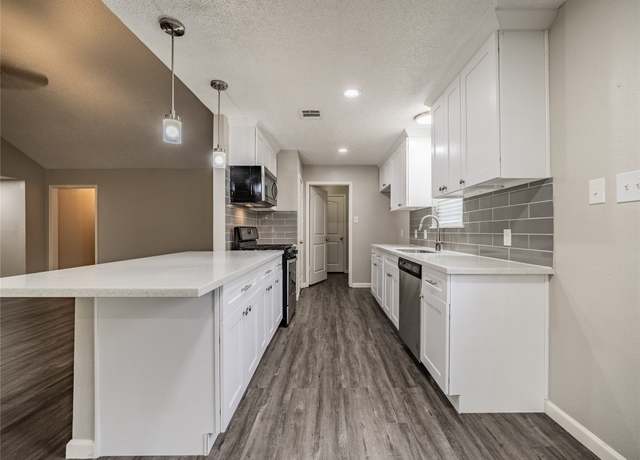 Property at 1701 N Park Way Dr, Deer Park, TX 77536, 4 beds, 2 baths