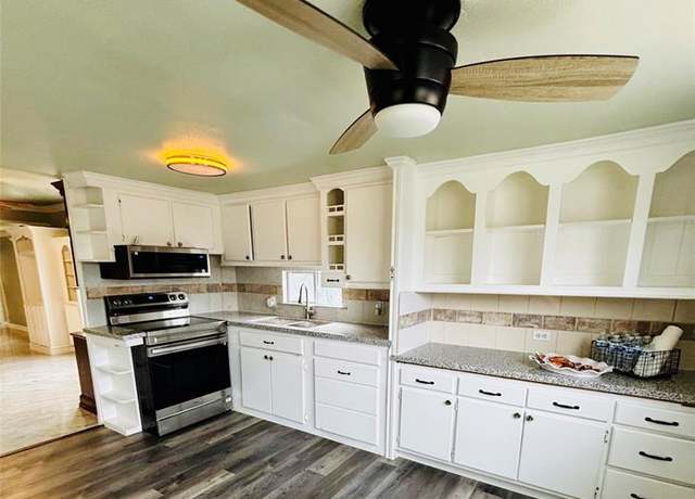 Property at 401 N 11th St, West Columbia, TX 77486, 3 beds, 2 baths