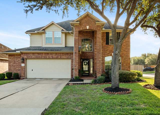 Property at 2102 Crestwind Ct, Pearland, TX 77584, 4 beds, 2.5 baths
