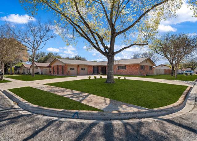 Property at 204 Hilltop Dr, Seguin, TX 78155, 4 beds, 2 baths