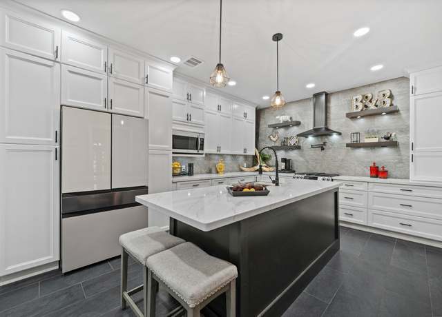 Property at 2516 Bagby St, Houston, TX 77006, 3 beds, 2.5 baths