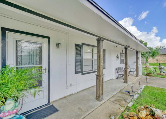 Property at 411 N Commerce St, Madisonville, TX 77864, 3 beds, 1.5 baths