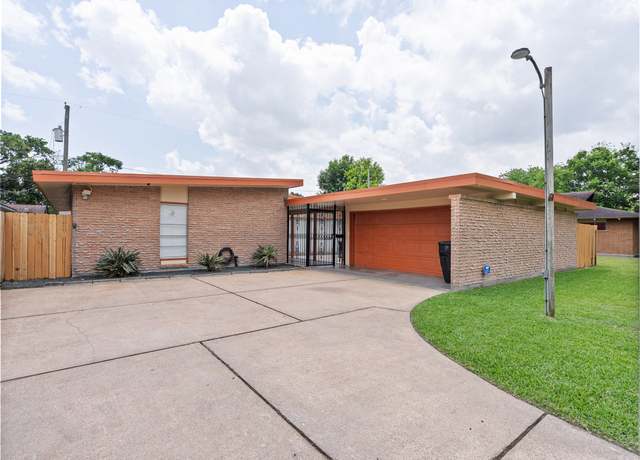 Property at 1015 Twin Falls Rd, Houston, TX 77088, 3 beds, 2 baths