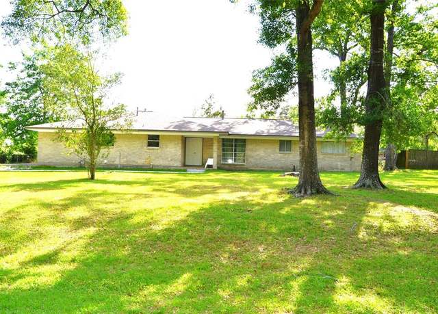 Property at 101 Summit Dr, Conroe, TX 77303, 4 beds, 3 baths