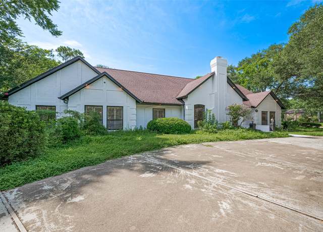 Property at 702 Pine Hollow Dr, Friendswood, TX 77546, 4 beds, 3.5 baths